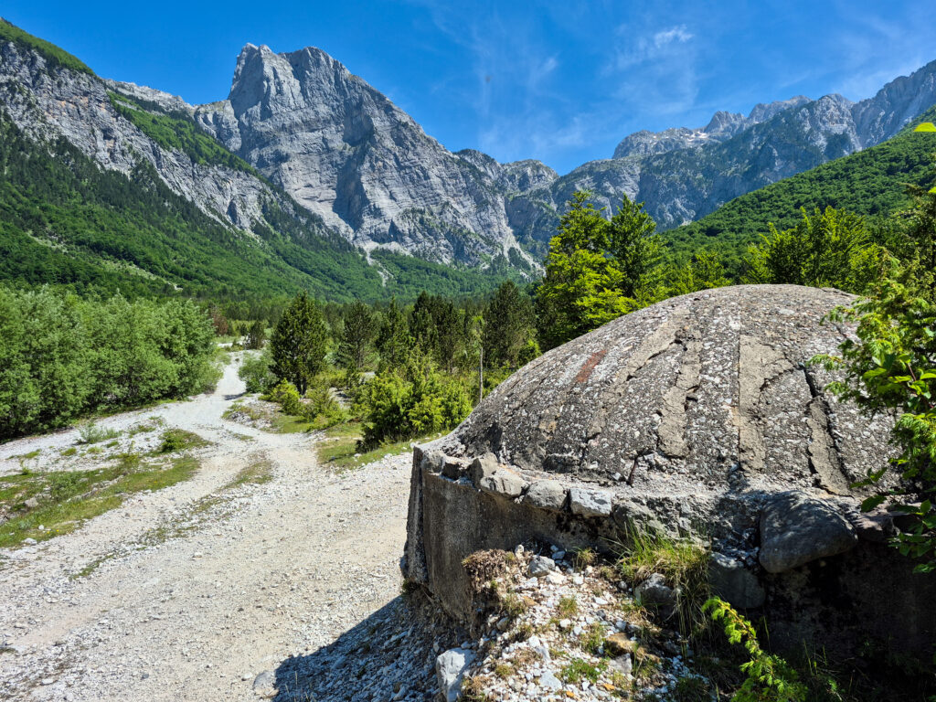 Oude bunker uit de Albanese geschiedenis langs een daghike bij Theth, met uitzicht op de Albanese Alpen. Niet tijdens de Theth naar Valbona hike