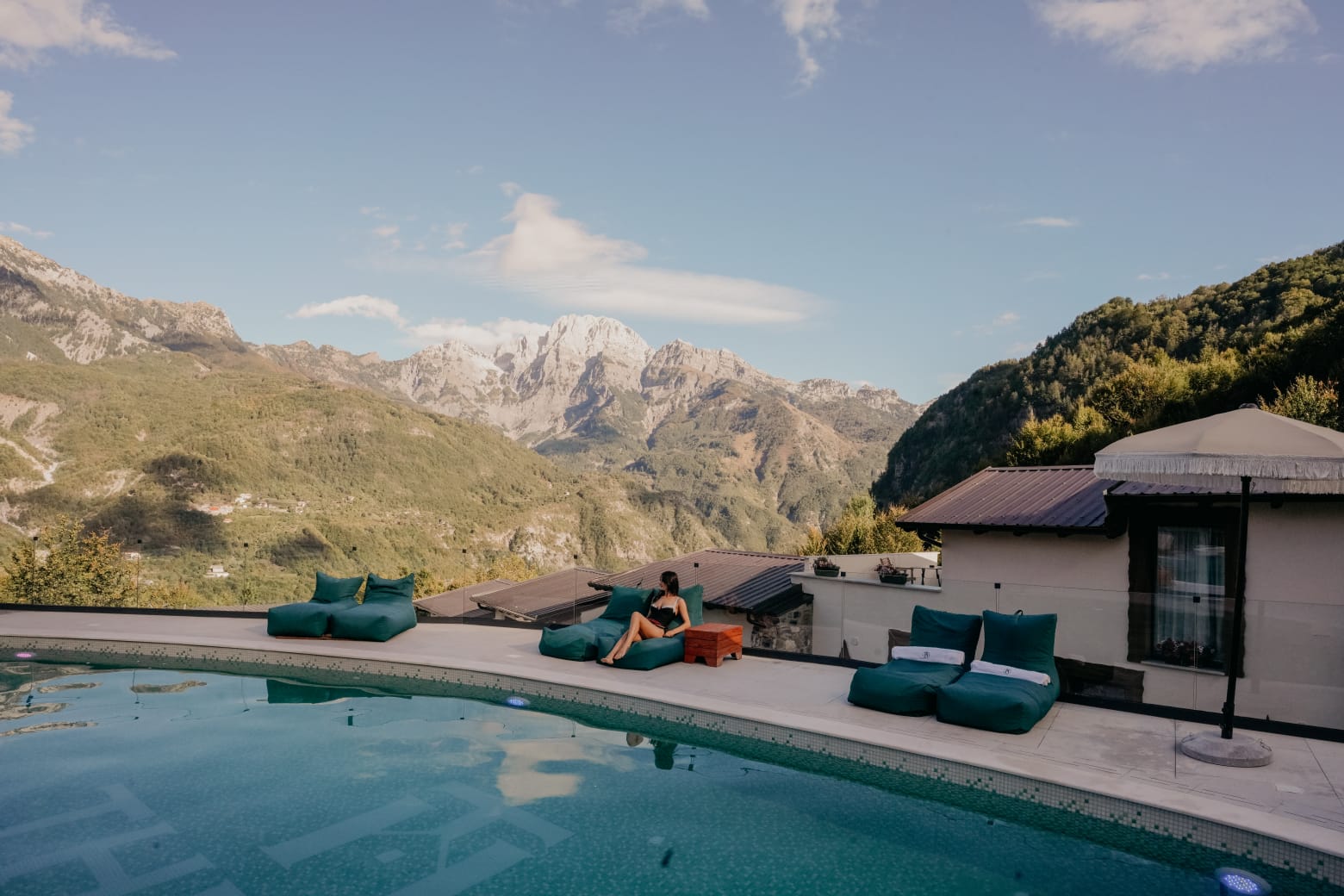 Hotel met zwembad en uitzicht op de bergen