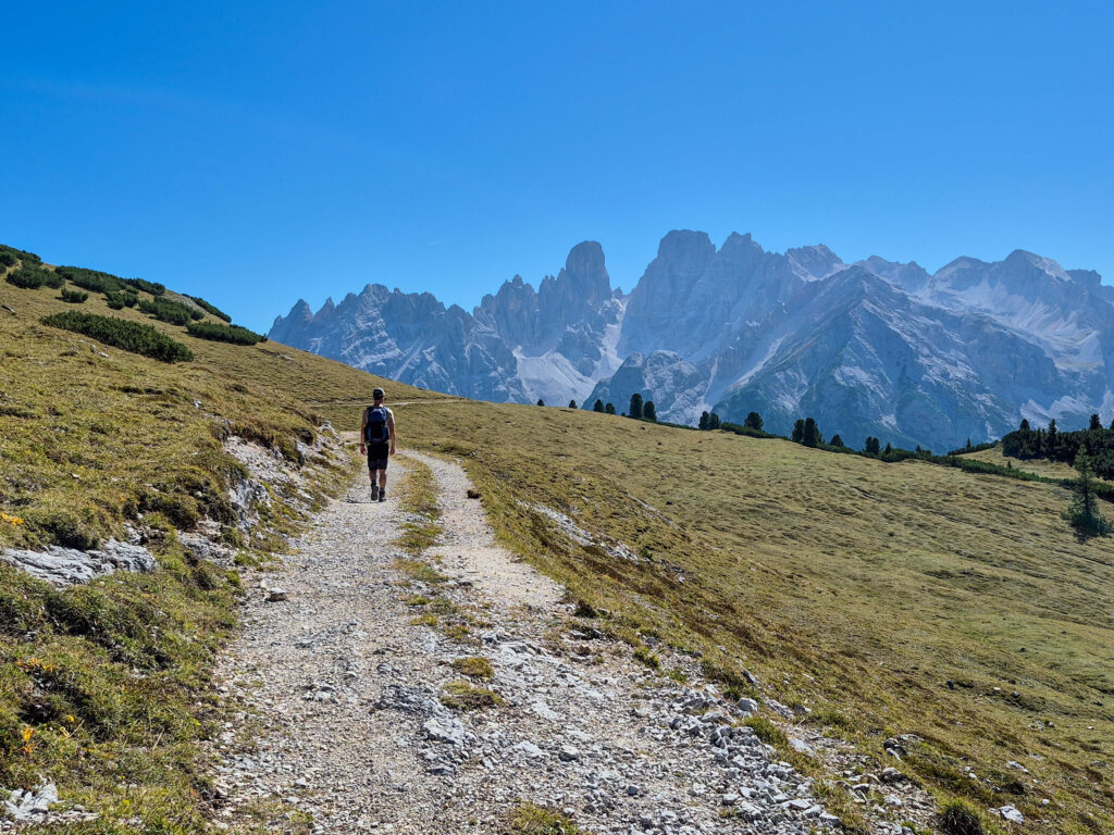 Wandelaar op rustig bergpad in de Dolomieten
