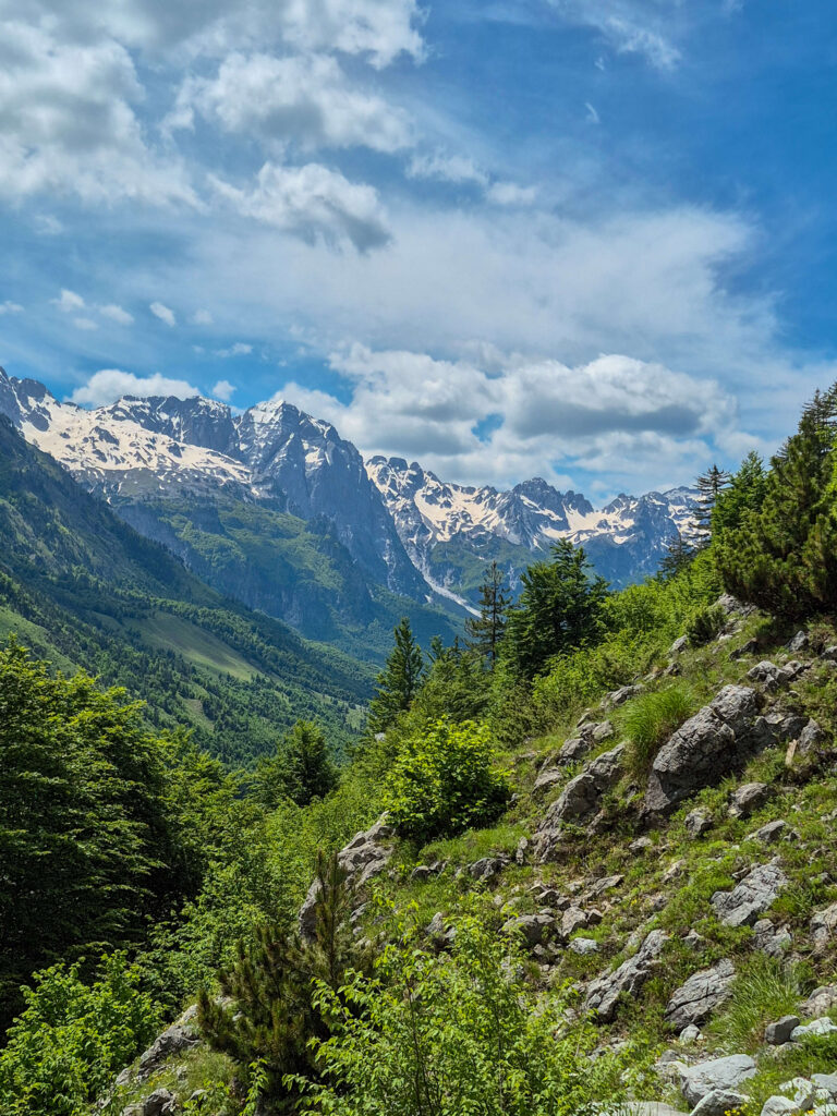 Uitzicht op de ruige bergen rondom Valbona, populair vertrekpunt voor wandelingen richting Montenegro en Kosovo