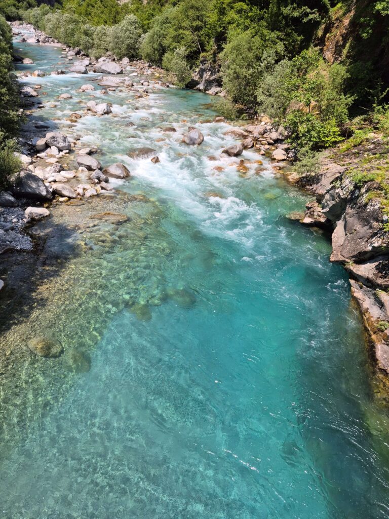 Kristalheldere turquoise rivier Lumi i Thethit die door de vallei van Theth stroomt
