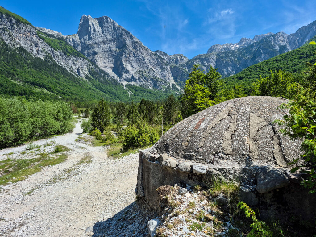 Oude bunker uit de Albanese geschiedenis langs een daghike bij Theth, met uitzicht op de Albanese Alpen. Niet tijdens de Theth naar Valbona hike
