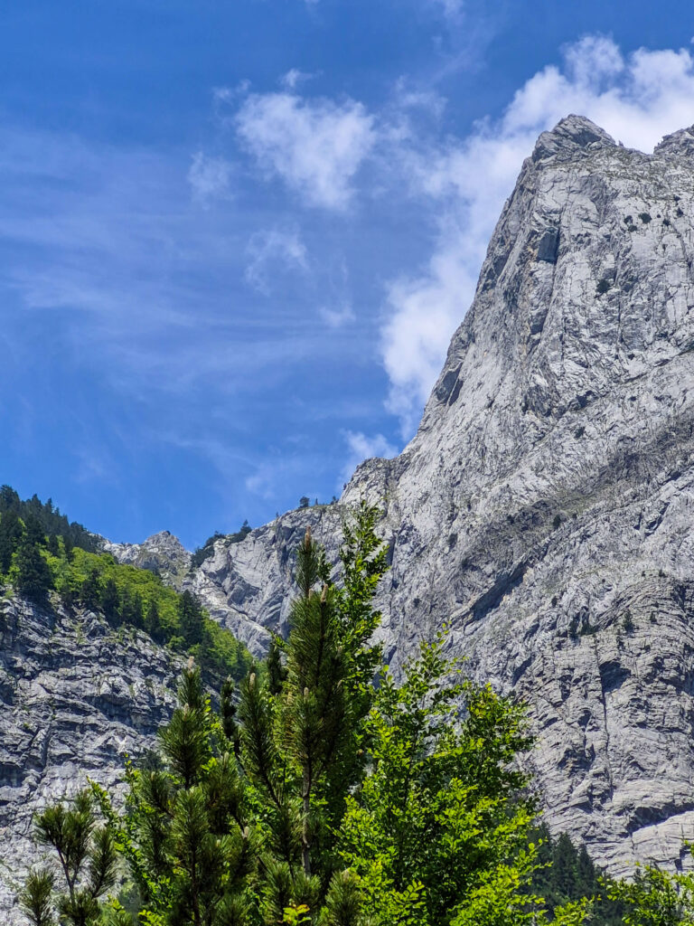 Steile pieken en ruige tweeduizenders in de Albanese Alpen bij Theth